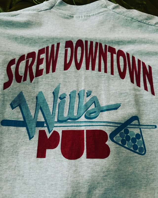 El pub de Will, dice que el músico de Orlando Eugene Snowden fue uno de los primeros lugares fuera de la escena musical del centro de la ciudad, para agarrar fuera del distrito. Las camisetas como estas, ahora vintage, no dolían. (Foto cortesía del pub de Will)