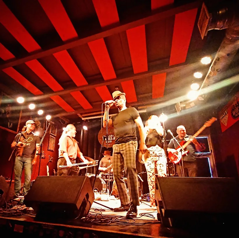 El intérprete Eugene Snowden en el escenario del pub de Will en un show de abril de 2024 con el legendario JC's. (Amy Drew Thompson/Orlando Sentinel)