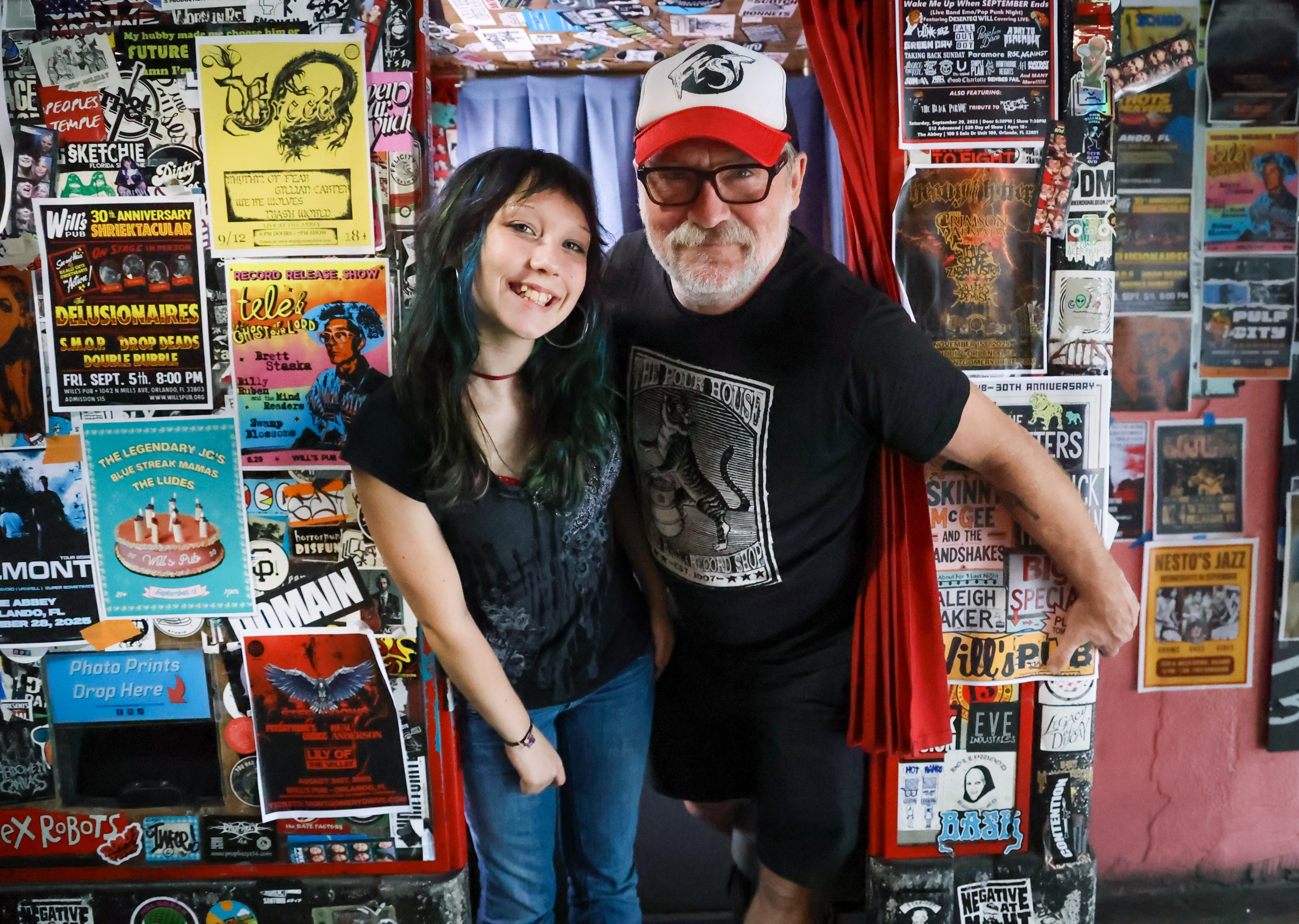 Will Willer, propietario de Will's Pub, junto con su hija, Indiana, en el fotomatón en la entrada de Will's Pub. (Rich Pope, Orlando Sentinel)