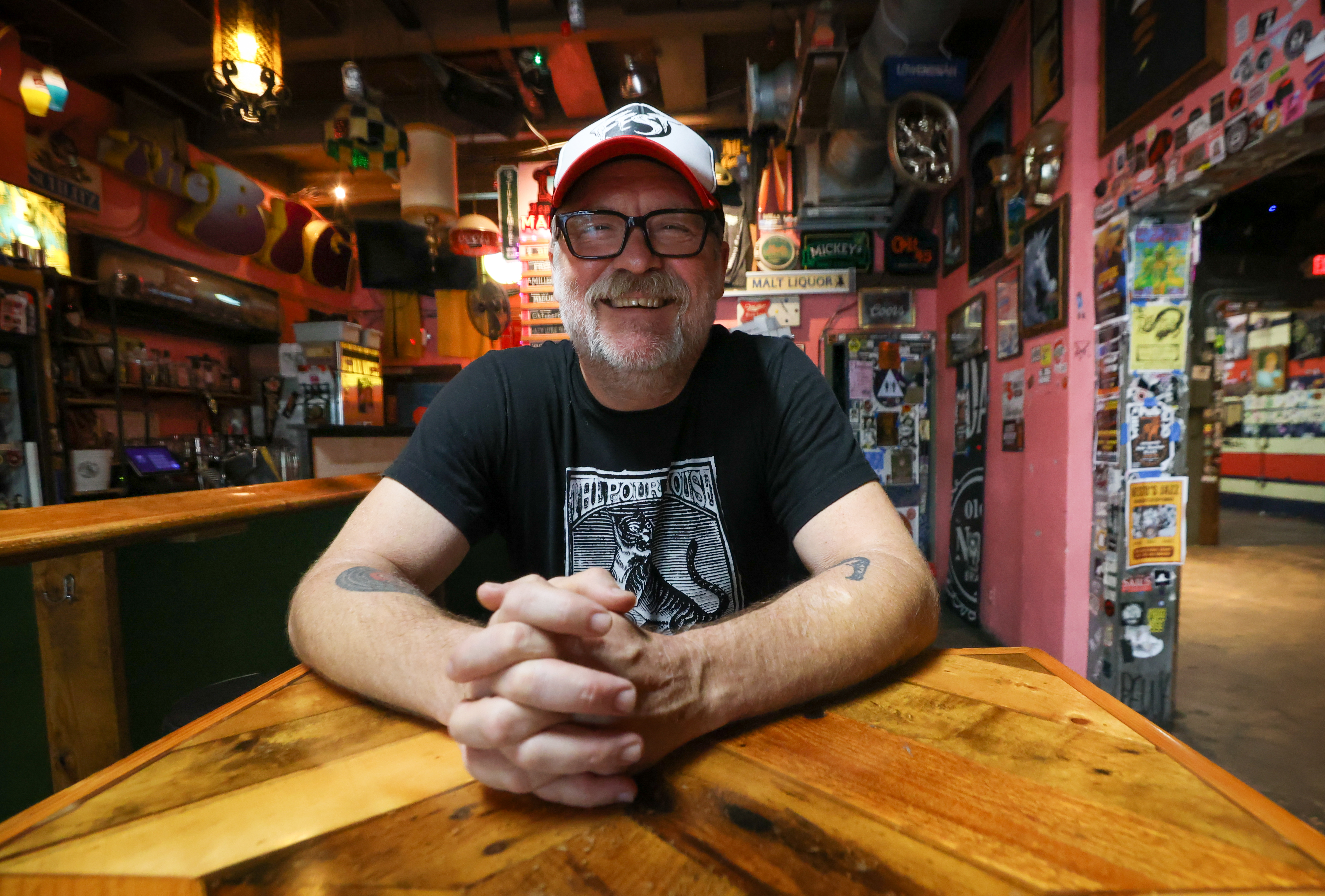 Will Walker, propietario de Will's Pub, se encuentra en el centro del amado pilar de Orlando que celebra su 30 aniversario en septiembre. (Rich Pope, Orlando Sentinel)