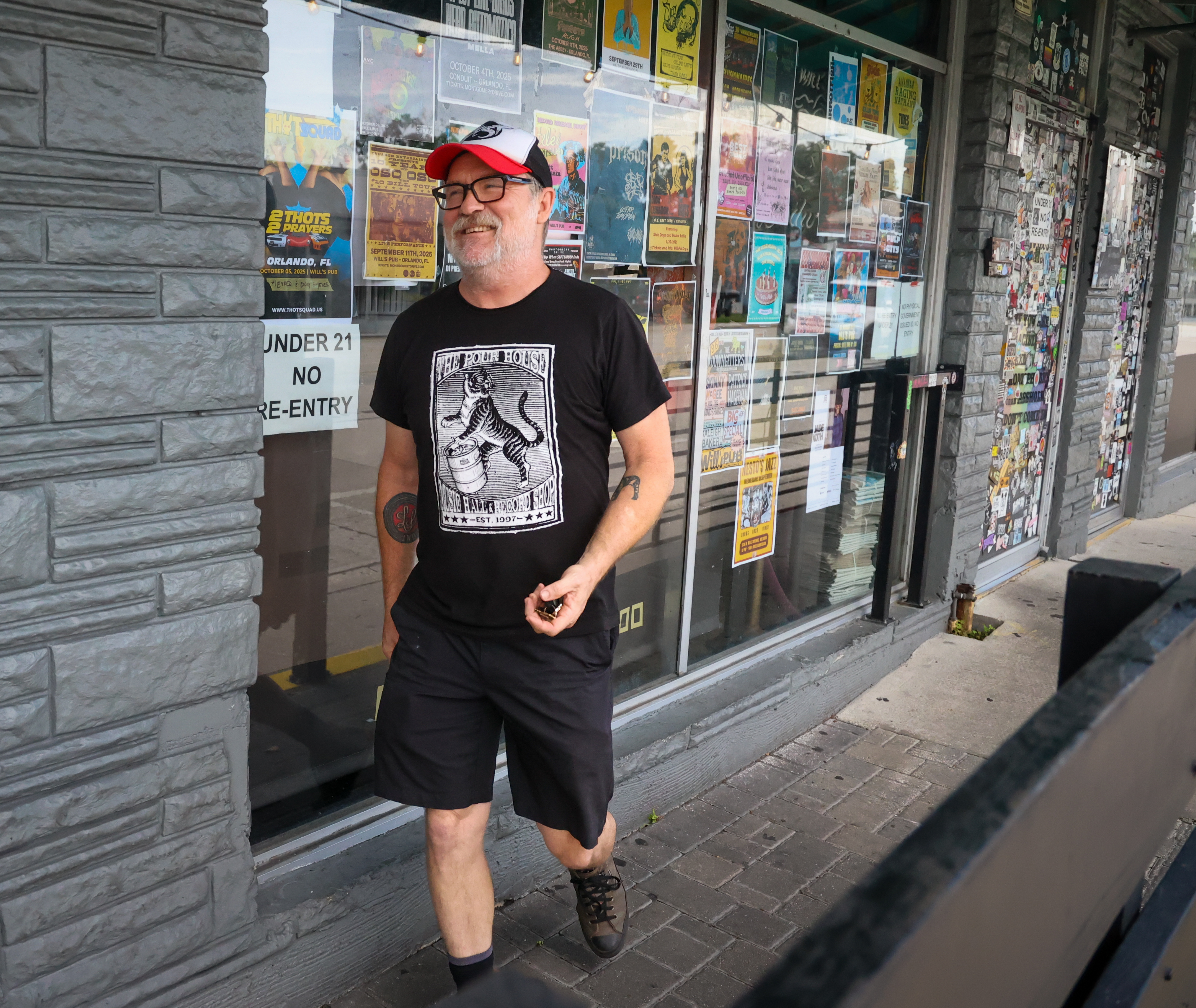 Will Willer, propietario de Will's Pub, en la entrada principal del amado pilar de Orlando que celebra su 30 aniversario en septiembre. (Rich Pope, Orlando Sentinel)