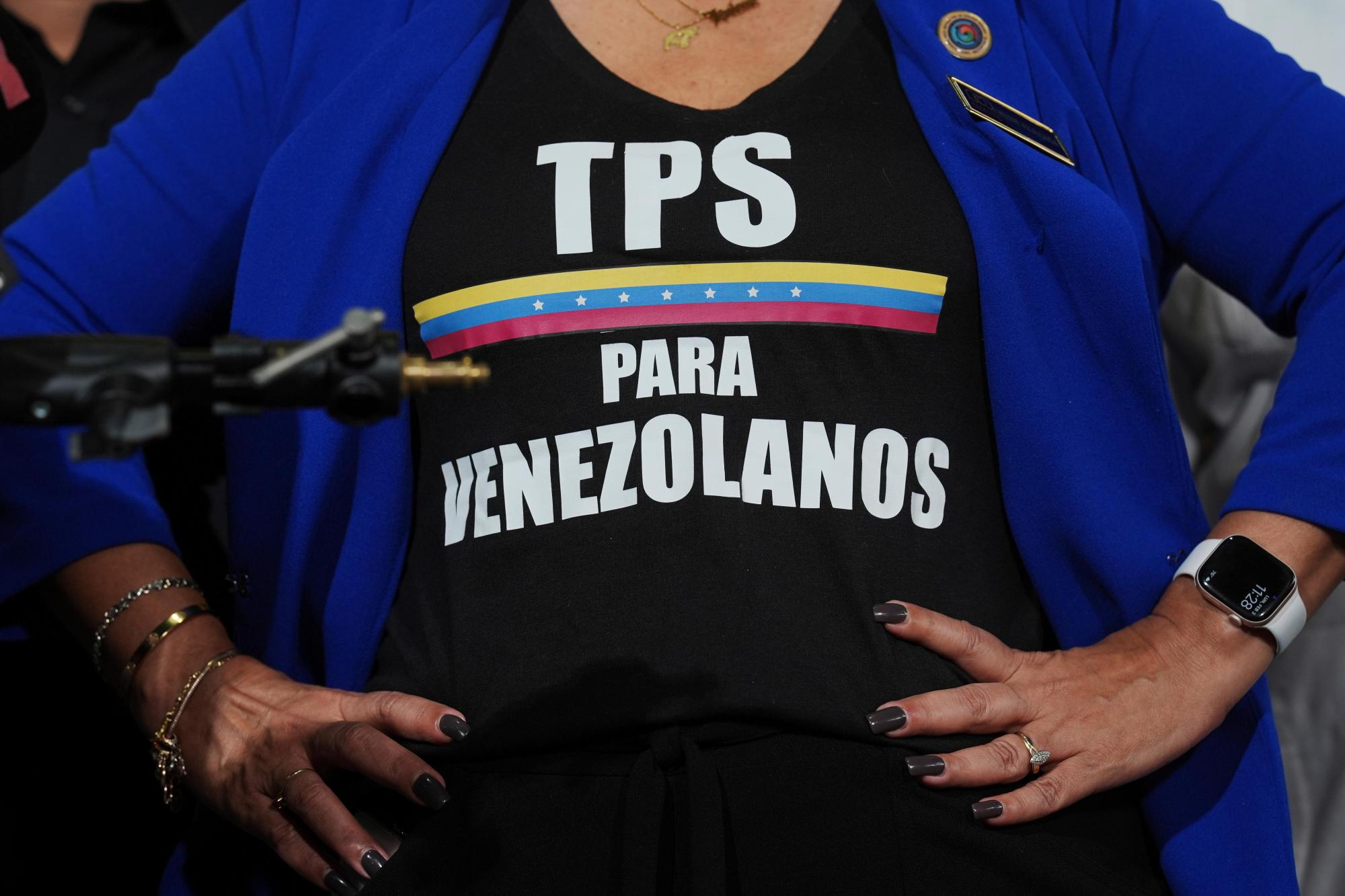 Archivo: la activista Helene Villalonga usa una camiseta que pide un estatus protegido temporal para los venezolanos durante una conferencia de prensa para denunciar los cambios en las protecciones que protegieron a cientos de miles de venezolanos de la deportación, el 3 de febrero de 2025, en Doral, Fla. (AP Photo/Rebecca Blackwell, archivo))