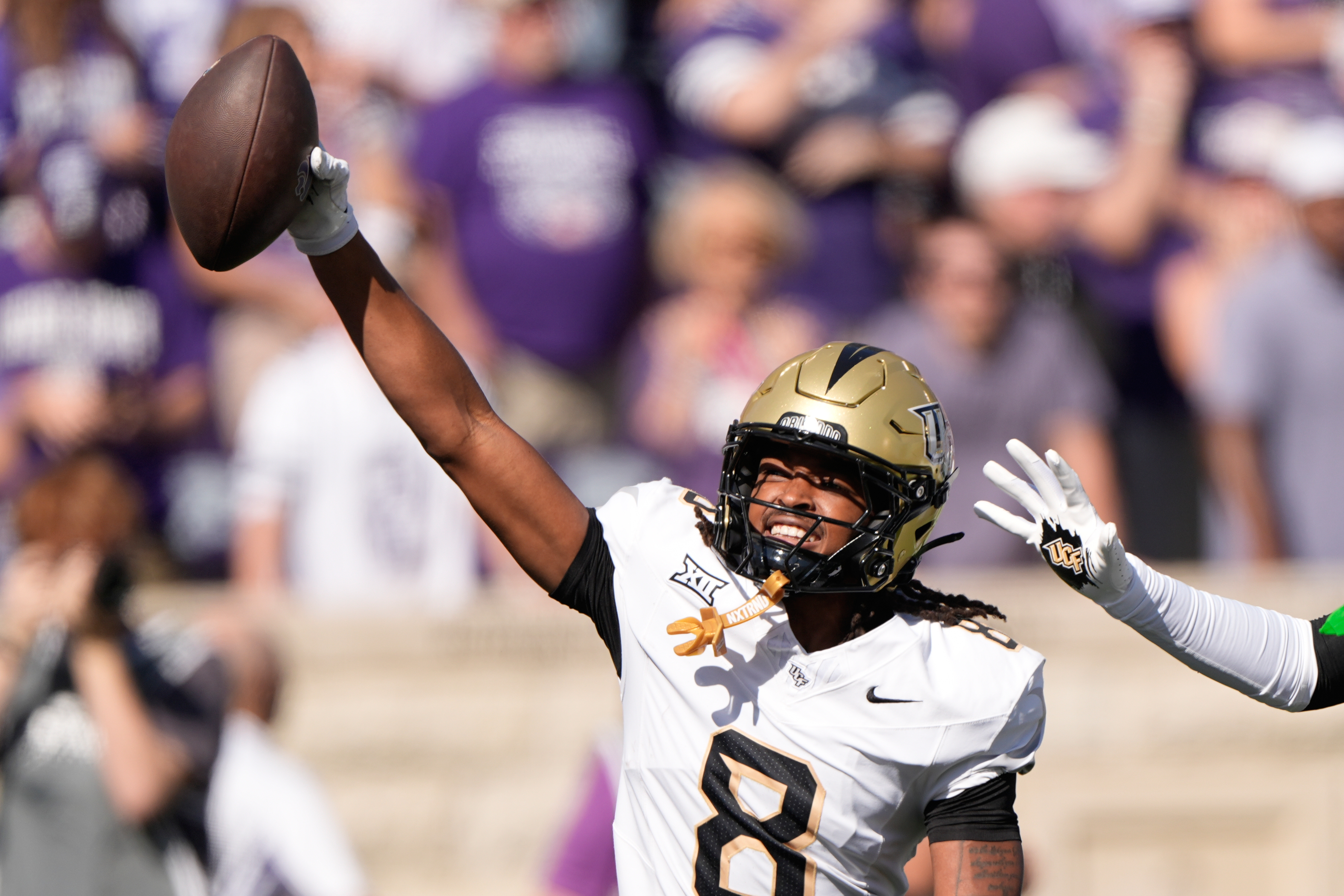 La seguridad de la UCF, Demari Henderson, presenta una intercepción en la primera mitad contra el estado de Kansas. (Photo AP/Charlie Riedel)