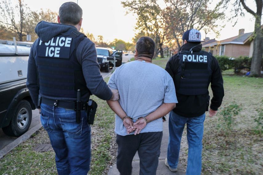 Agentes del Servicio de Inmigración y Control de Aduanas de Estados Unidos (ICE), durante un operativo contra inmigrantes irregulares. 
