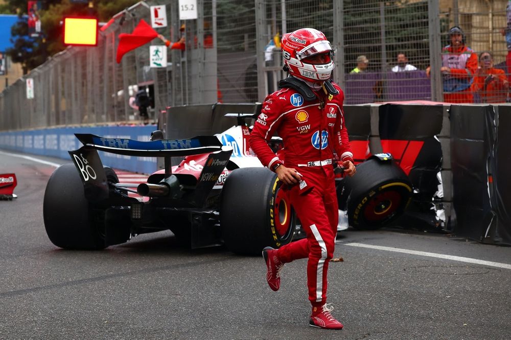 Charles Leclerc se aleja de su coche después de chocar en Bakú.
