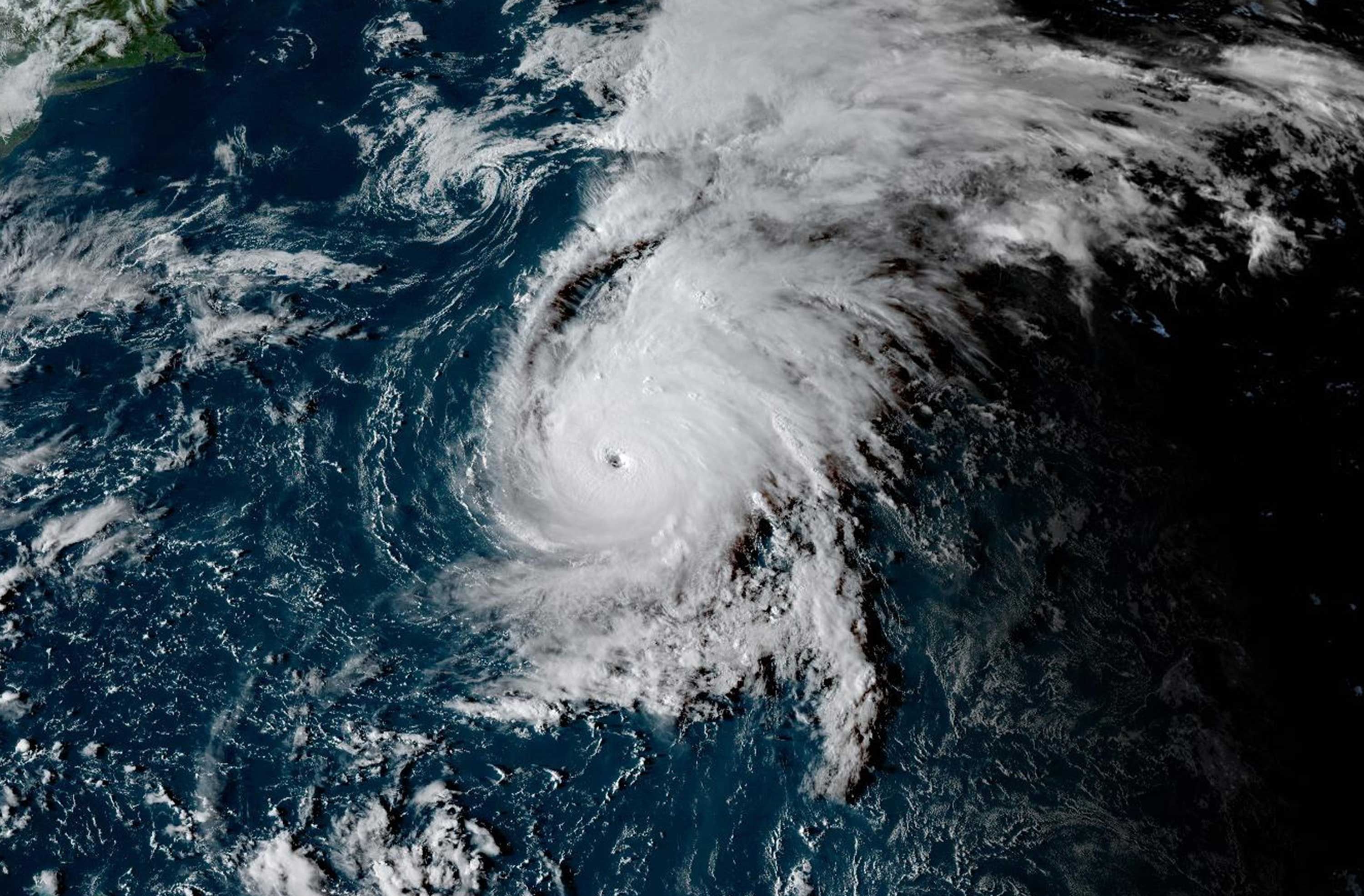 Esta imagen satelital muestra el huracán de la categoría 4 Gabrielle en el Atlántico cerca de Bermudas el lunes 22 de septiembre de 2025. (NOAA/GOES-ESTE)