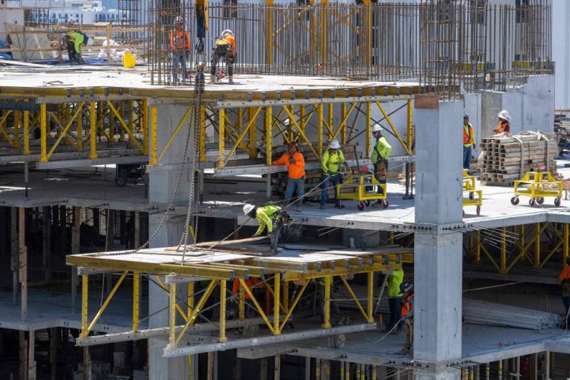Trabajadores de la construcción levantan un edificio en el centro de Miami, Florida, el 14 de junio de 2023. Los trabajadores dicen que están perdiendo sus empleos porque los empleadores temen la nueva ley migratoria de Florida.