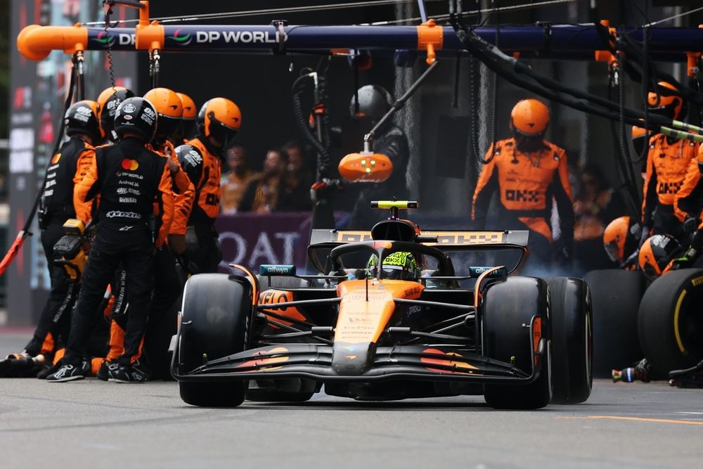 Lando Norris, McLaren, esce dal pit stop lento di 4