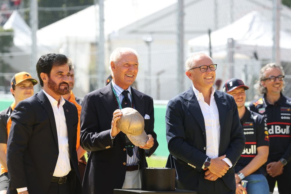 Mohammed ben Sulayem, Presidente della FIA, Marco Tronchetti Provera, Amministratore Delegato di Pirelli, e Stefano Domenicali, Amministratore Delegato del Gruppo Formula Uno, hanno presentato la parata dei piloti prima del Gran Premio d'Italia di F1.
