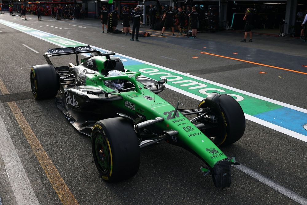 El Sauber de Hülkenberg regresa a boxes sin el alerón delantero.