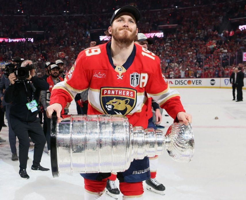 Matthew Tkachuk #19 de los Florida Panthers patina con la Copa Stanley tras su victoria sobre los Edmonton Oilers tras el sexto partido de la final de la Copa Stanley de la NHL 2025 en el Amerant Bank Arena el 17 de junio de 2025 en Sunrise, Florida. 
