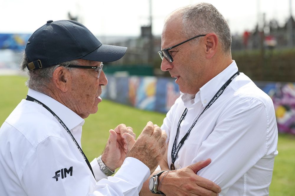 Stefano Domenicali, CEO de la F1, y Carmelo Ezpeleta, CEO de Dorna Sports.