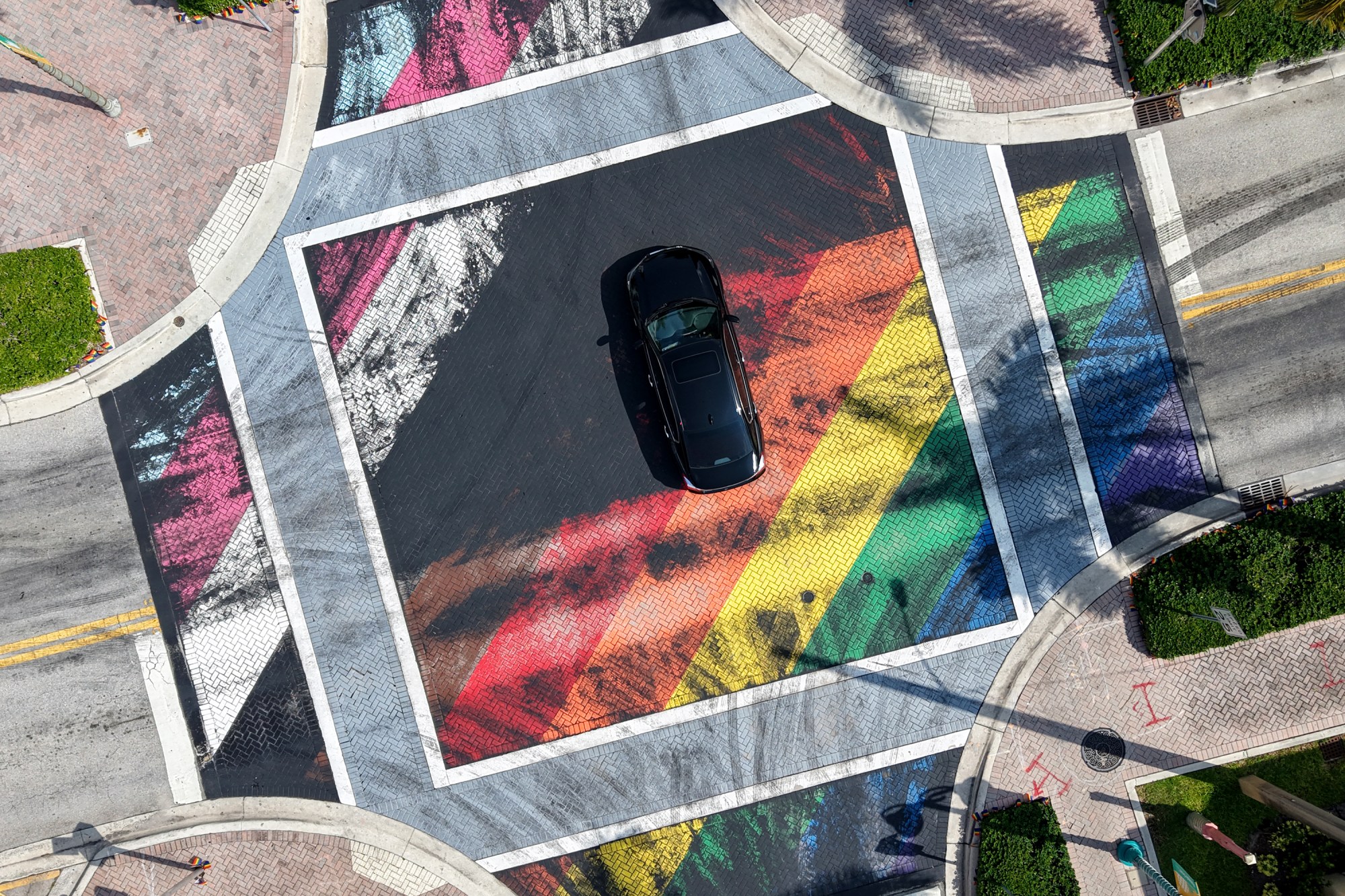 Un conductor cruza la intersección de Northeast First Street y Northeast Second Avenue en Delray Beach el martes 9 de septiembre de 2025. Por la mañana, los transeúntes encontraron la intersección de color del arco iris, en la calle Noreste de First y la Avenida Noreste, solo estaba parcialmente cubierto de marcas negras. (Amy Beth Bennett / South Florida Sun Sentinel)