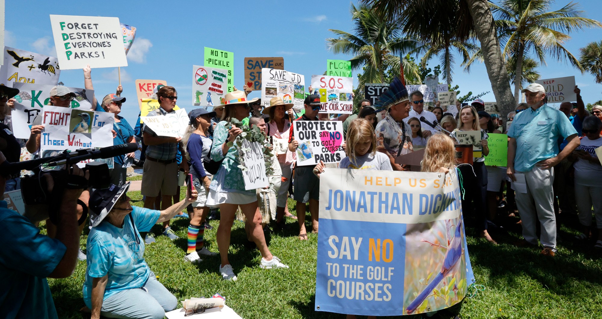 Uniéndose en Flagler Park en Stuart el año pasado, la gente se opuso a una propuesta para agregar campos de golf, hoteles, canchas de pickleball y otros desarrollos a los parques estatales de Florida. El gobernador Ron DeSantis dijo el miércoles que firmaría un proyecto de ley para prohibir la construcción de campos de golf, hoteles y otras comodidades destructivas en la tierra del Parque Estatal. (Carline Jean/South Florida Sun Sentinel)