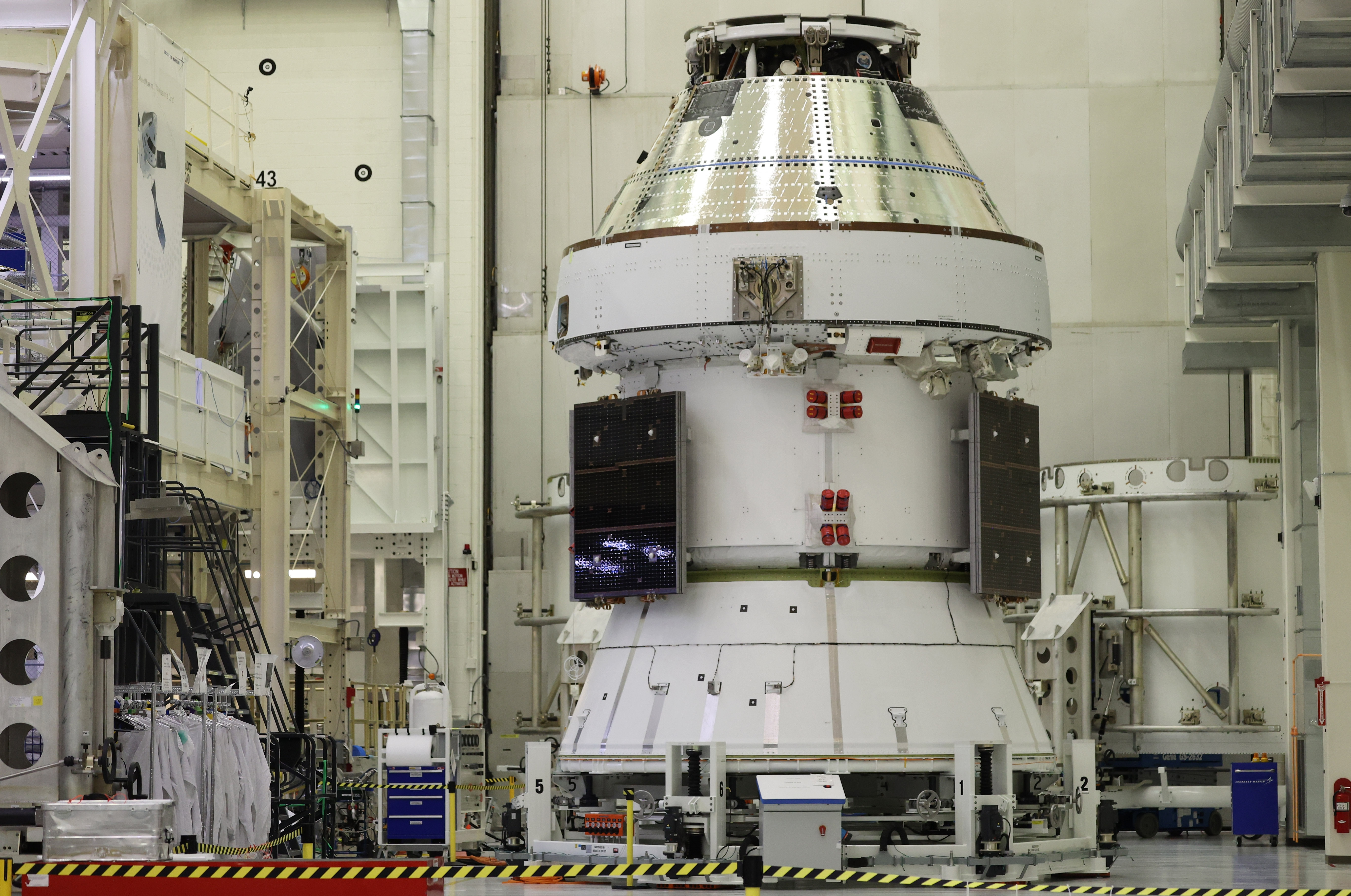 Orión en la cima del Módulo de Servicio Europeo Artemis II Día de los medios en el Centro Espacial Kennedy en Cape Canaveral, Florida, el viernes 7 de marzo de 2025. (Ricardo Ramirez Buxeda/ Orlando Sentinel)