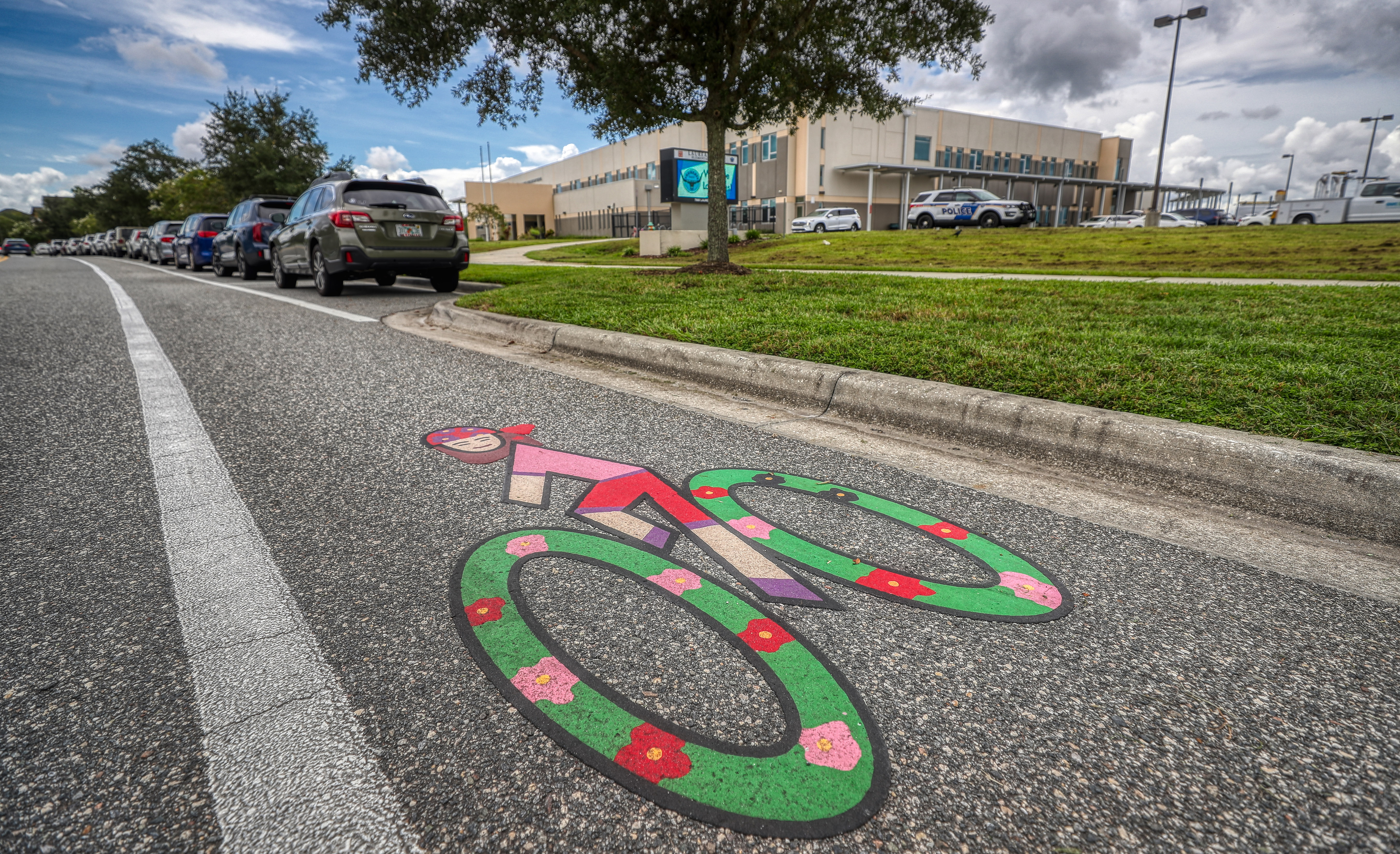 Un carril para bicicletas en la intersección de Laureate Boulevard y Benavente Avenue, fuera de la escuela primaria Laureate Park en Lake Nona, el martes 26 de agosto de 2025. El arte en el carril de la bicicleta será pintado por FDOT. (Ricardo Ramirez Buxeda/Orlando Sentinel)