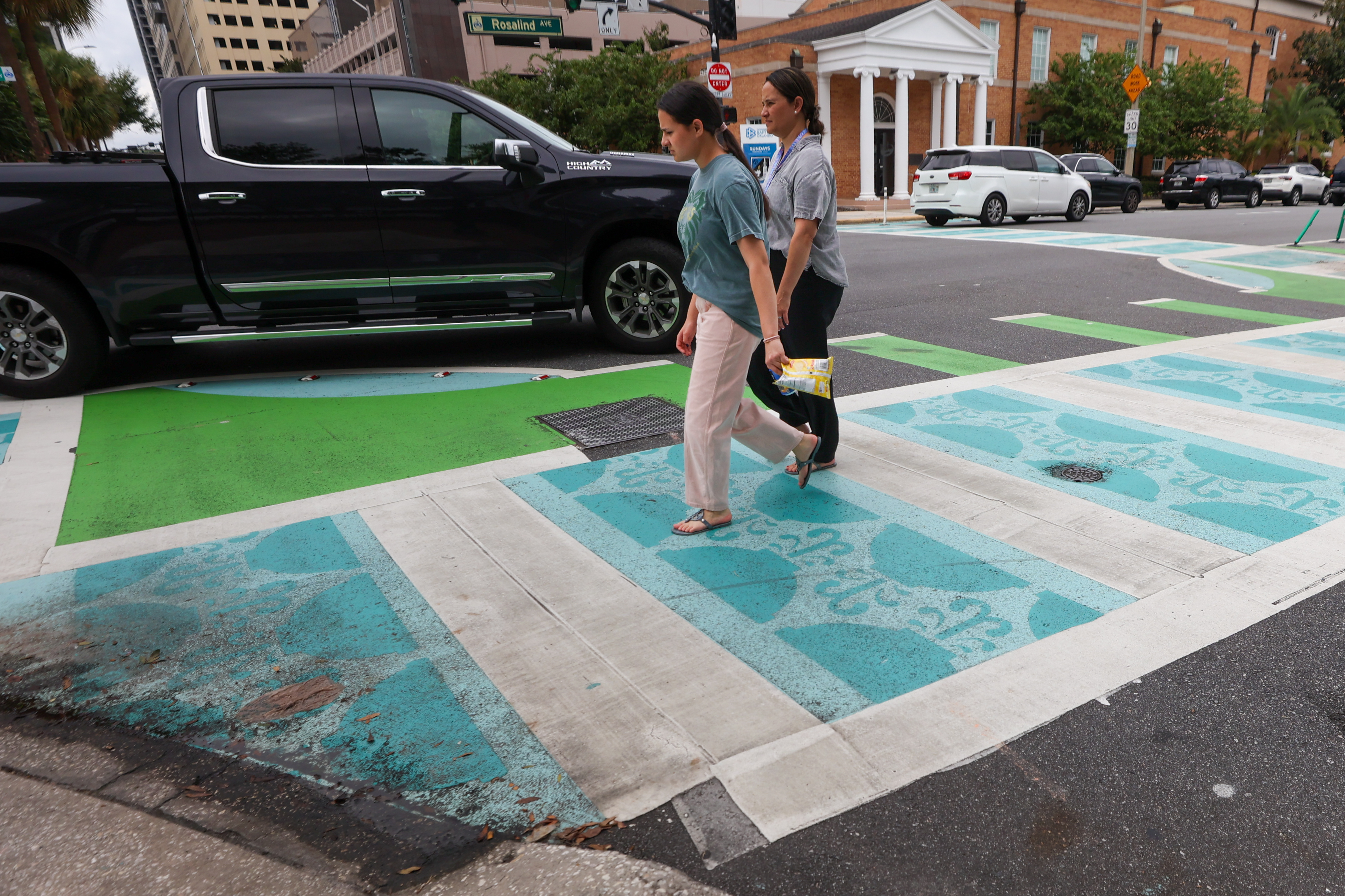 El cruce de peatones pintados en Church St. y S. Rosalind Ave en Orlando el martes 26 de agosto de 2025. El diseño en la intersección se eliminará para cumplir con una nueva política de FDOT que requiere limpiar el arte de asfalto de las calles de todo el estado. (Rich Pope/Orlando Sentinel)