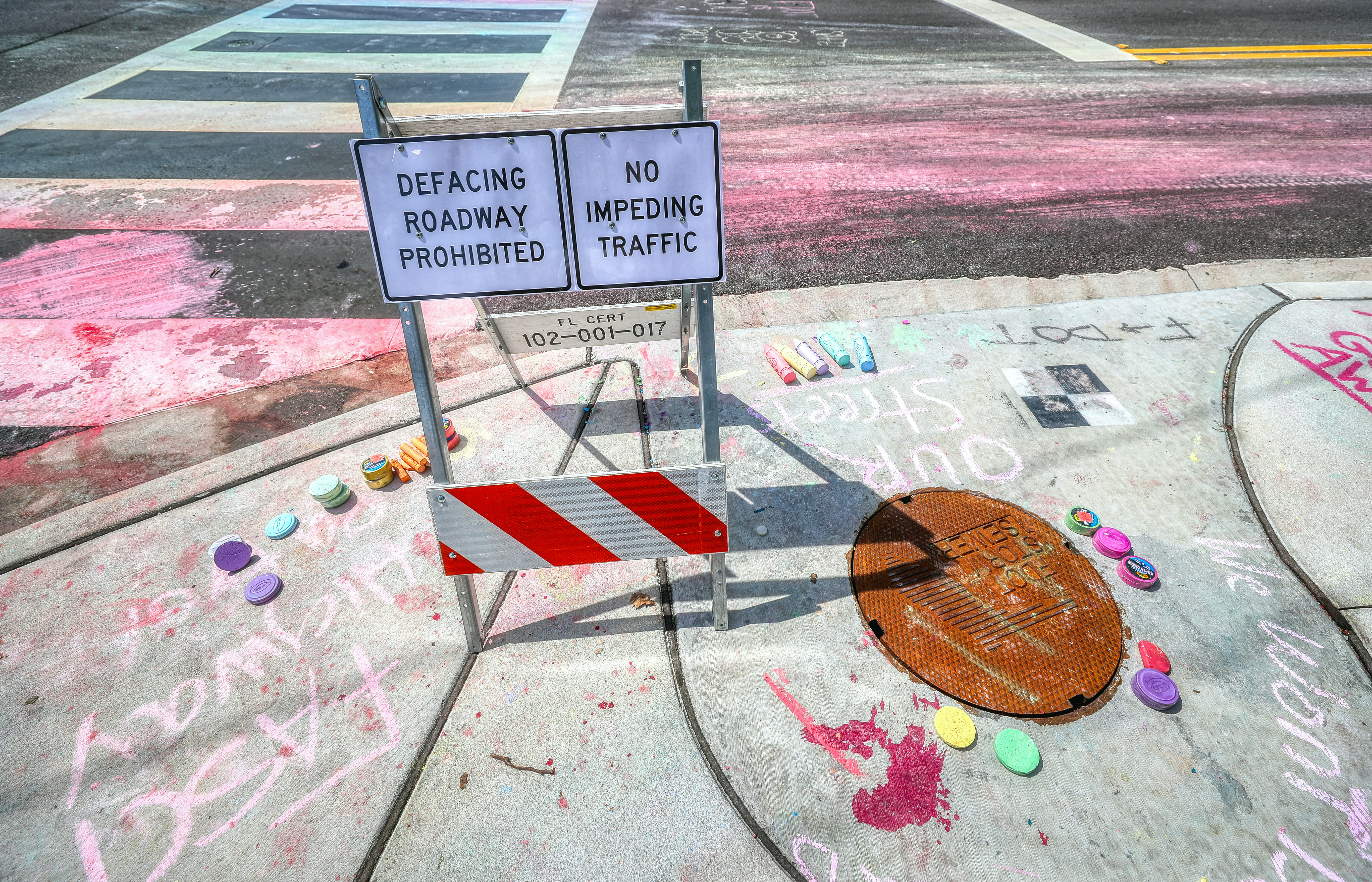 FDOT colocó letreros en el antiguo cruce deige Rainbow frente al Pulse Memorial, advirtiendo a los manifestantes que no bloqueen el tráfico ni desfane el cruce de peatones, el viernes 29 de agosto de 2025. (Ricardo Ramirez Buxeda/Orlando Sentinel)