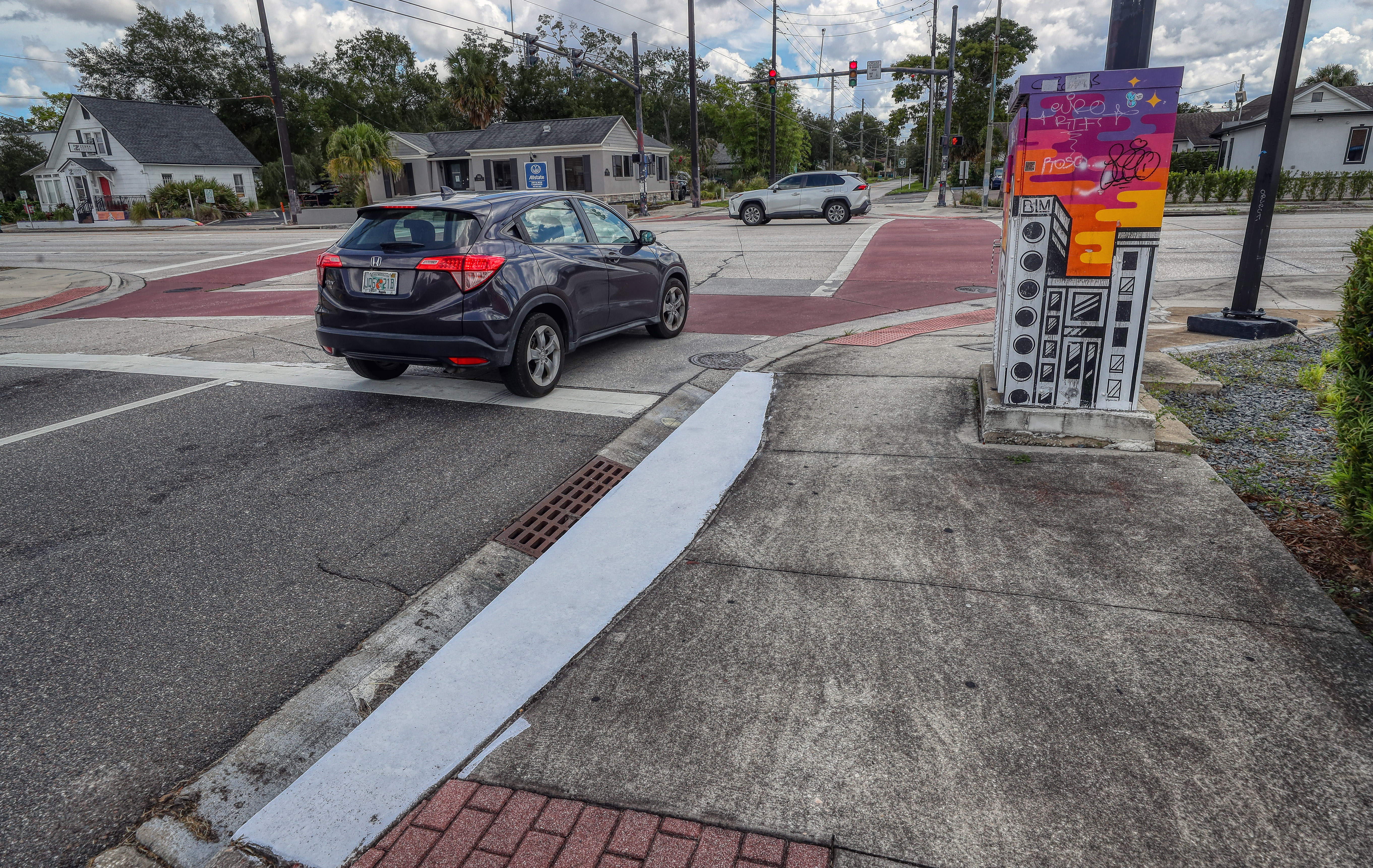 El mural en un desagüe pluvial en la intersección de Mills Avenue y Marks Street en el área de Mills50 ha sido pintado por FDOT, el jueves 4 de septiembre de 2025. (Ricardo Ramirez Buxeda/Orlando Sentinel)