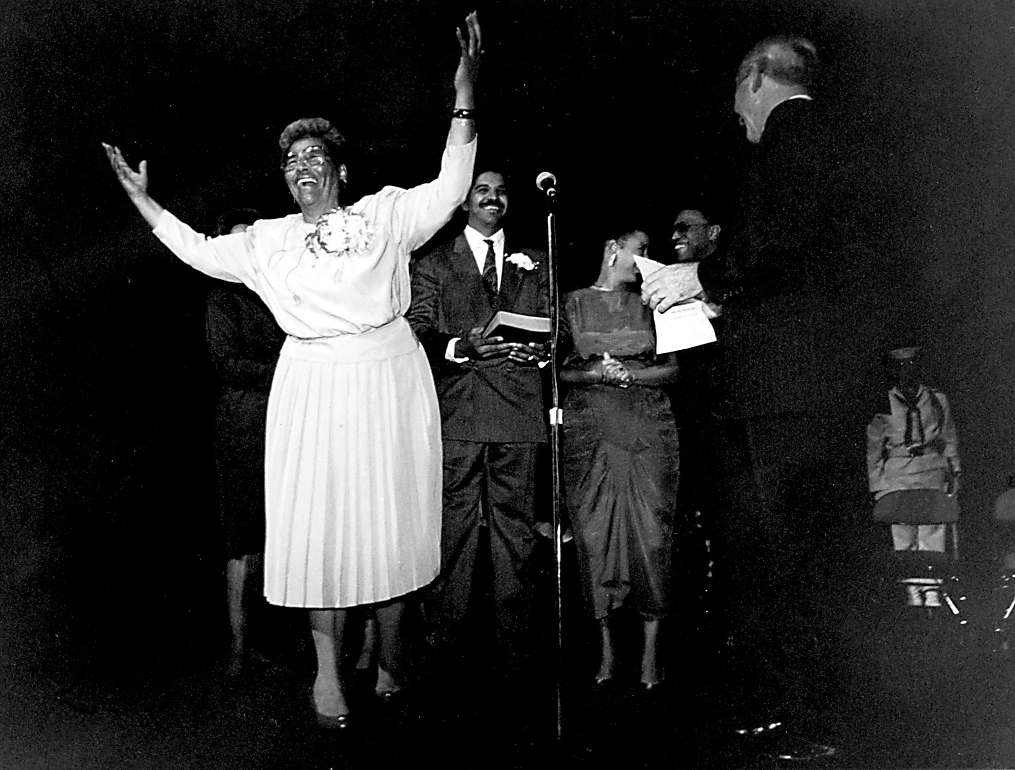 Mable Butler mueve a todos para que se paren y se unan a ella en la comisión de su condado de la ceremonia en 1990. (Archivo centinela)