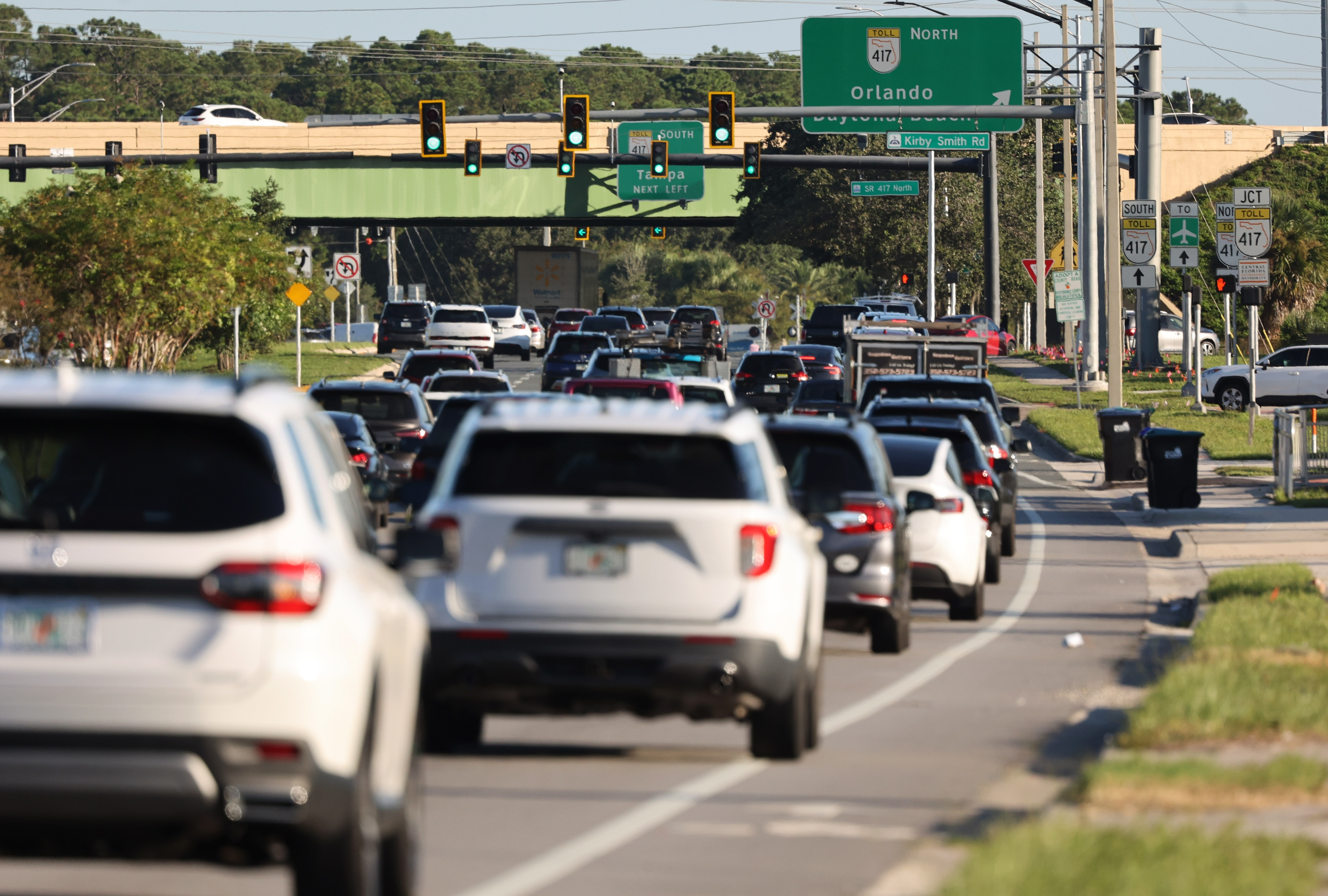 El tráfico fluye durante el viaje de la mañana en Narcoossee Road hacia la Vía Verde de la Florida Central (SR 417) en Lake Nona, el miércoles 24 de septiembre de 2025. (Ricardo Ramirez Buxeda/Orlando Sentinel)