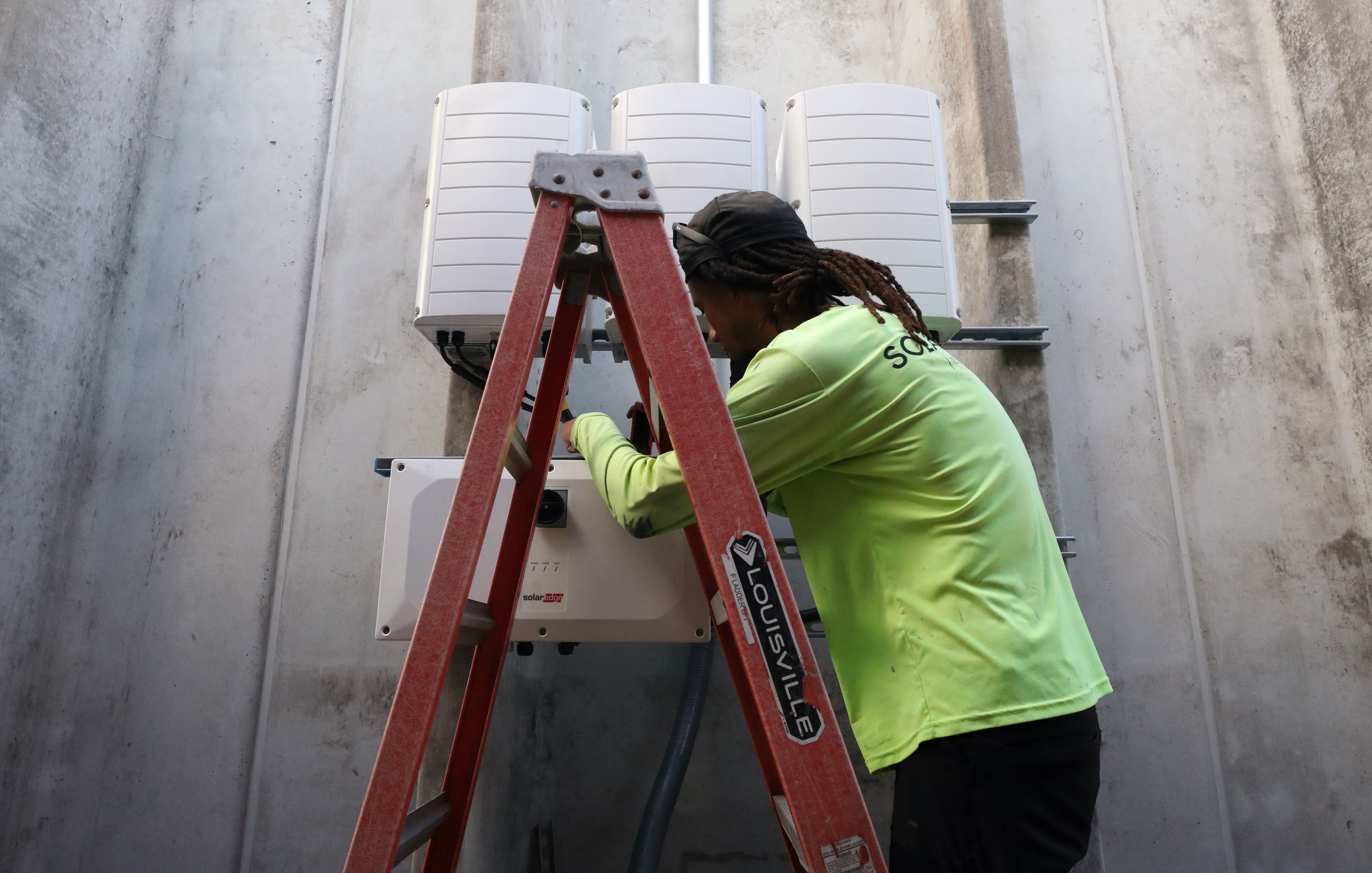 El capataz de Darius Lauture durante 15 años instala componentes de energía solar en los edificios de la flota e instalaciones de la ciudad de Orlando, como parte de un mayor esfuerzo para alimentar todos los edificios de la ciudad con solar para 2030, el viernes 5 de septiembre de 2025. (Ricardo Ramirez Buxeda/Orlando Sentinel)
