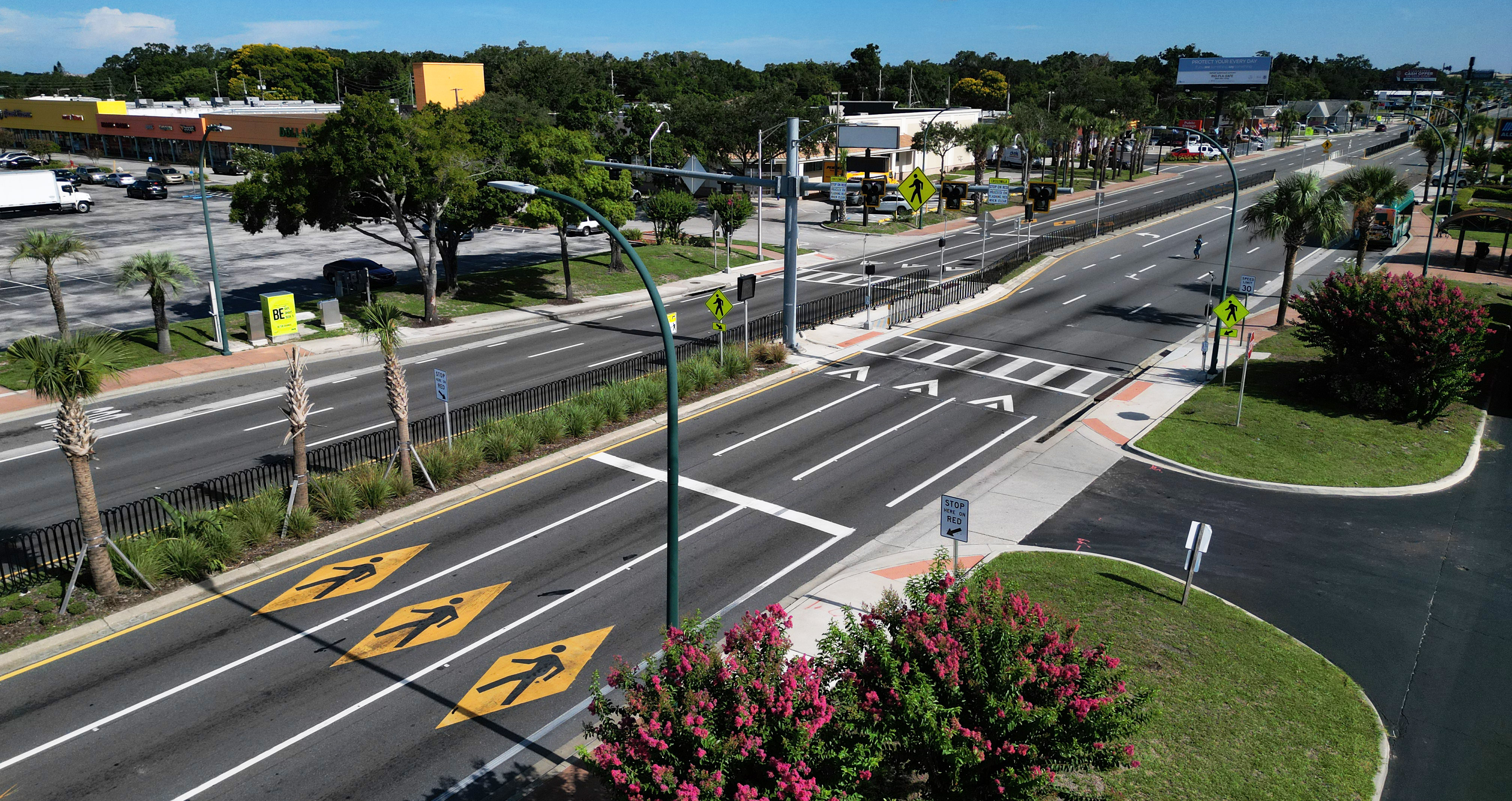 Cruce de peatones a lo largo de Orange Blossom Trail, al norte de Holden Avenue, el viernes 19 de julio de 2024. Las mejoras incluyen un cruce de peatones elevados, luces intermitentes activadas por peatones y una cerca que divide la mediana de OBT. (Ricardo Ramirez Buxeda/ Orlando Sentinel)