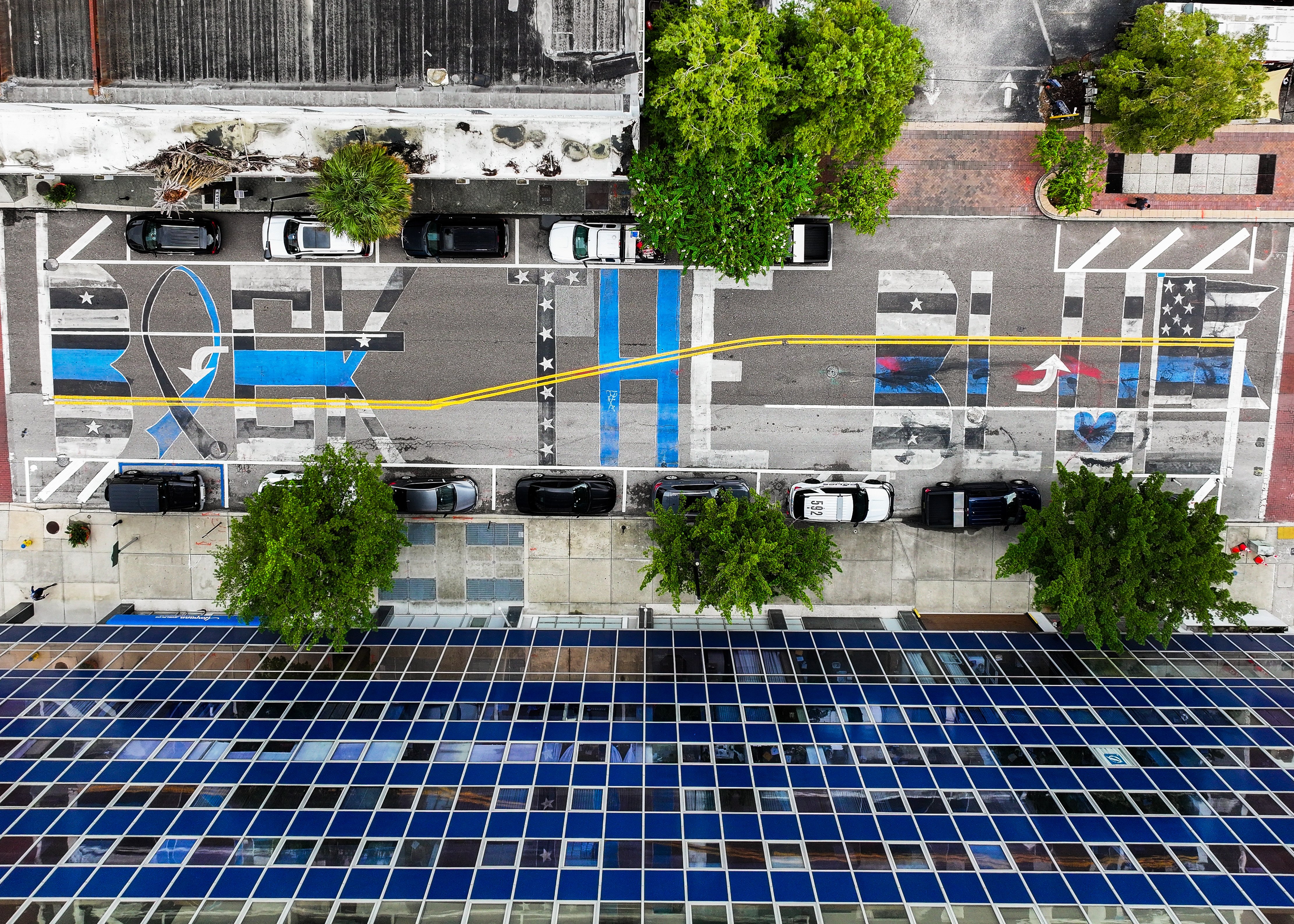 Una vista de aviones no tripulados aéreos de la parte posterior del Mural Blue Street fuera de la sede de la policía de Tampa, ubicada a lo largo de Madison Street frente a TPD, 411 N Franklin St, el martes 26 de agosto de 2025 en Tampa. El mural está programado para ser eliminado. (Dirk Shadd/Tampa Bay Times)