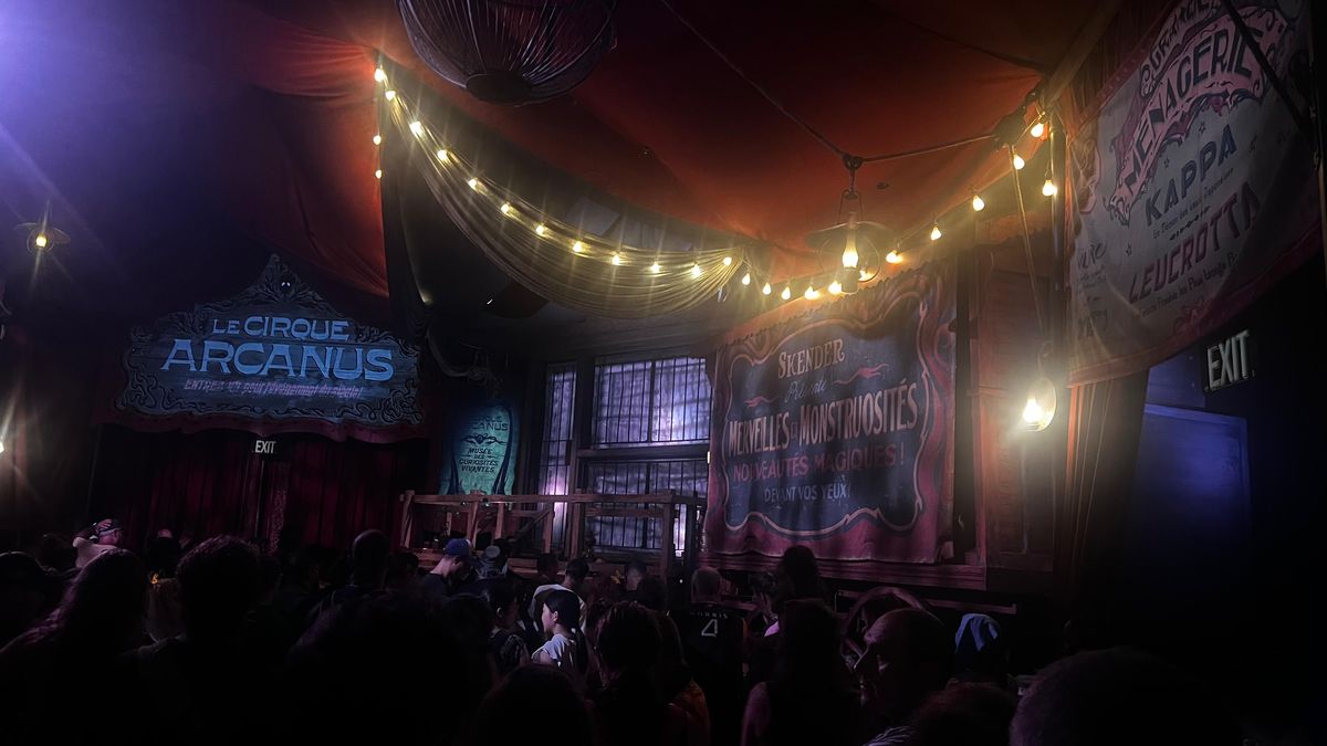Universal Experiences & Destinations: Le Cirque Arcanus es una obra de teatro basada en la película Ánimales Fantásticos (Y dónde encontarlos). Universal Experiences & Destinations: Le Cirque Arcanus es una obra de teatro basada en la película Ánimales Fantásticos (Y dónde encontarlos).