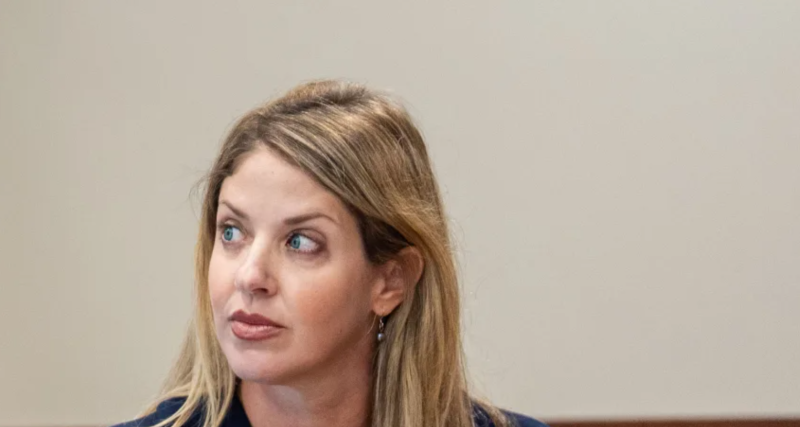 Wendi Adelson testifica en el juicio de su madre, Donna Adelson, el 25 de agosto.
