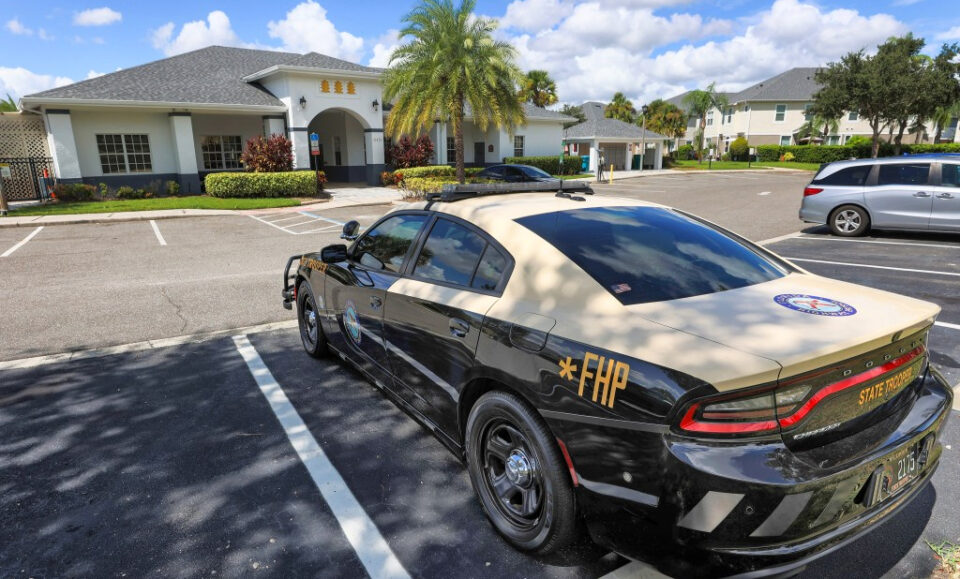 State Trooper vs HOA: pelea por la patrulla de estacionamiento, pruebas nocturnas Ley estatal