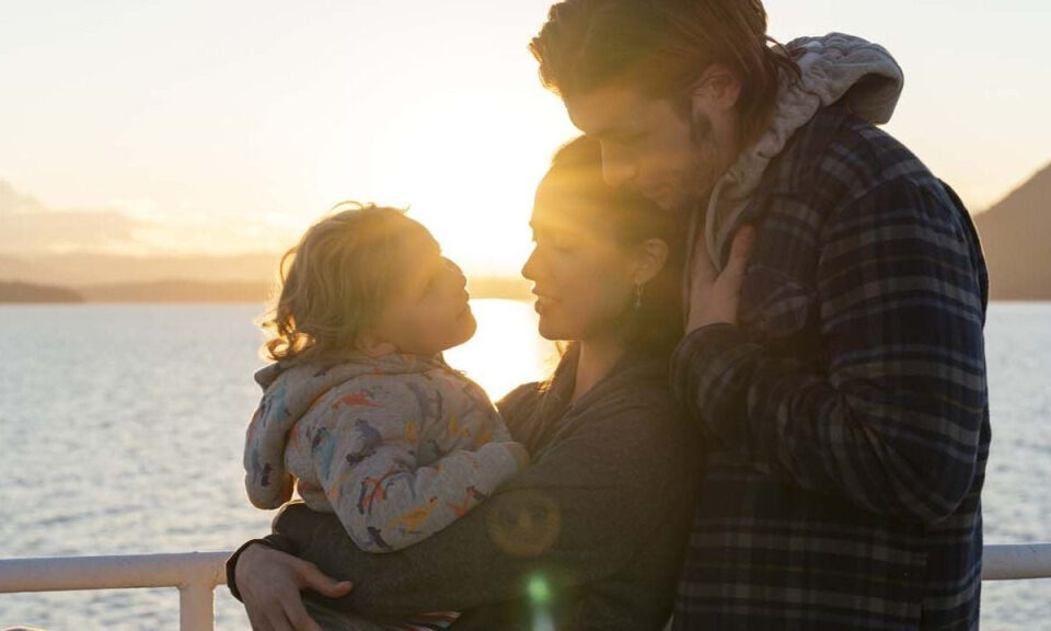 Ninguno la esperábamos, pero se convirtió en una de las miniseries más vistas de Netflix: 10 capítulos emocionantes que ver en un finde