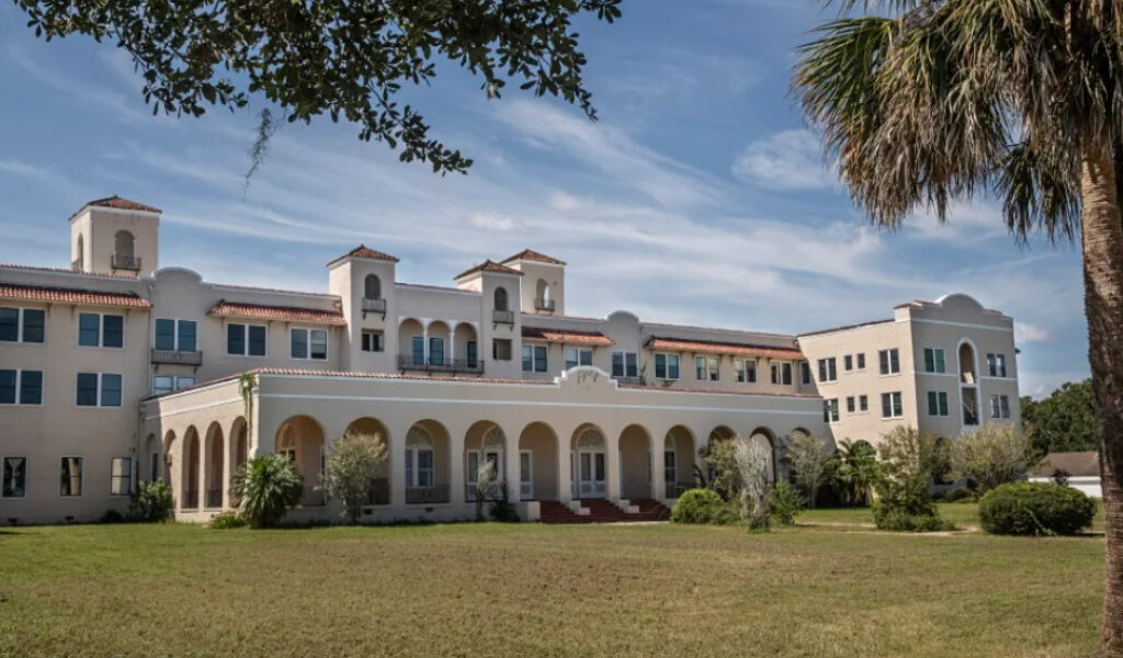 La Junta de Split de Sanford respalda los planes de Christian Nonprofit para el hotel Mayfair centenario