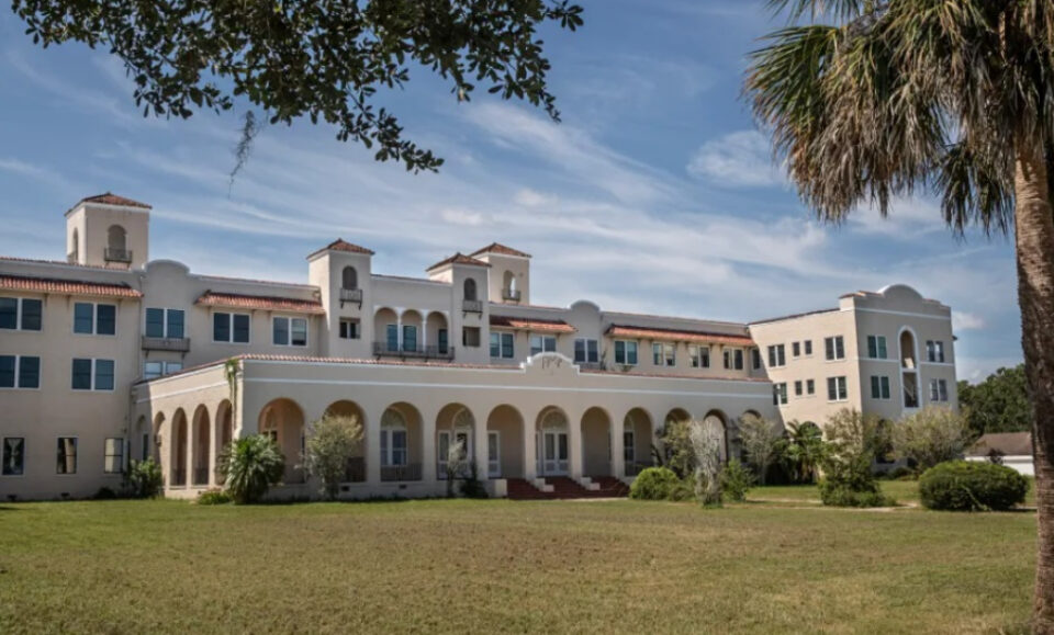 La Junta de Split de Sanford respalda los planes de Christian Nonprofit para el hotel Mayfair centenario