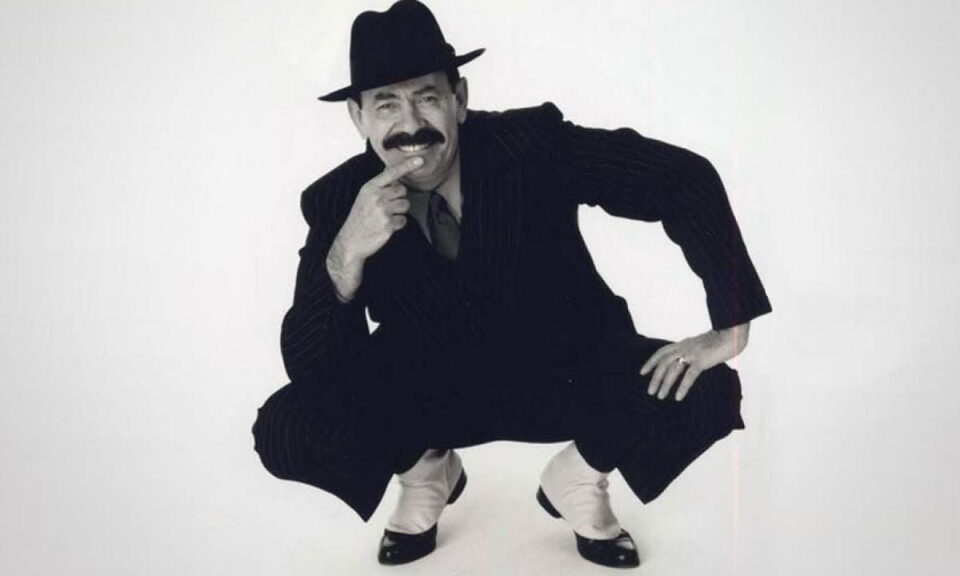 Tuvo una infancia traumática por su tartamudeo, pero se empeñó en ser cantante: a los 53 años se volvió una superestrella e hizo un hit con su historia