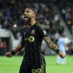 Denis Bouanga reta a Messi