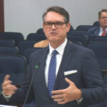 El principal funcionario electoral de Florida rechaza el llamado a contar todas las boletas por correo a mano