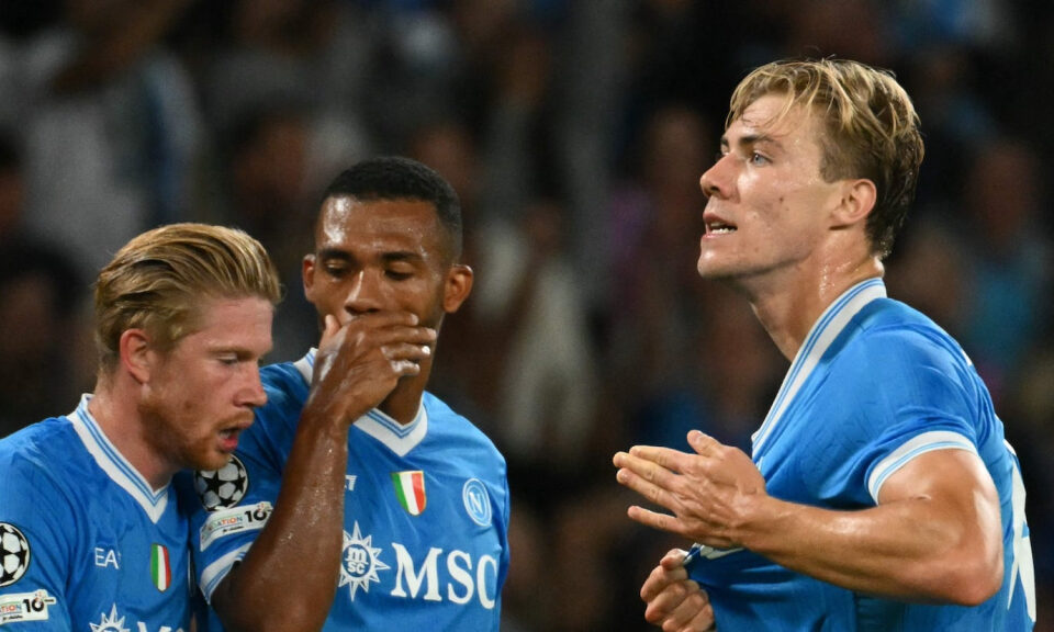 De Bruyne acompaña a Hojlund en la victoria del Nápoles