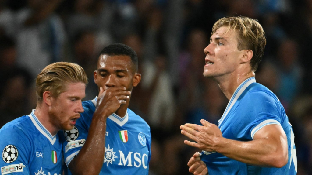 De Bruyne acompaña a Hojlund en la victoria del Nápoles