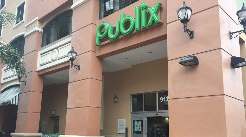Publix se adapta a nueva ley de Florida y autoriza el porte visible de armas en sus tiendas