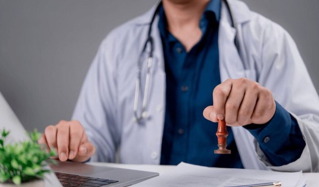 Nueva ley de Florida exige a más profesionales de la salud verificar sus antecedentes