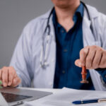 Nueva ley de Florida exige a más profesionales de la salud verificar sus antecedentes