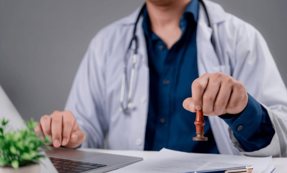 Nueva ley de Florida exige a más profesionales de la salud verificar sus antecedentes