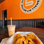 Smalls Sliders, de rápido crecimiento, apunta a Kissimmee para el primer autoservicio en Orlando