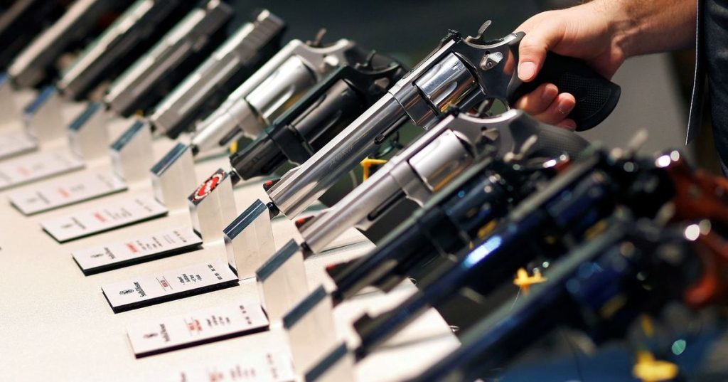 Florida revive debate sobre ley de armas, ¿edad permitida de compra bajará a 18 años?