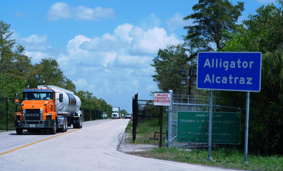 Los funcionarios de Florida no revelaron la solicitud de financiación para las instalaciones ‘Alligator Alcatraz’, según la demanda