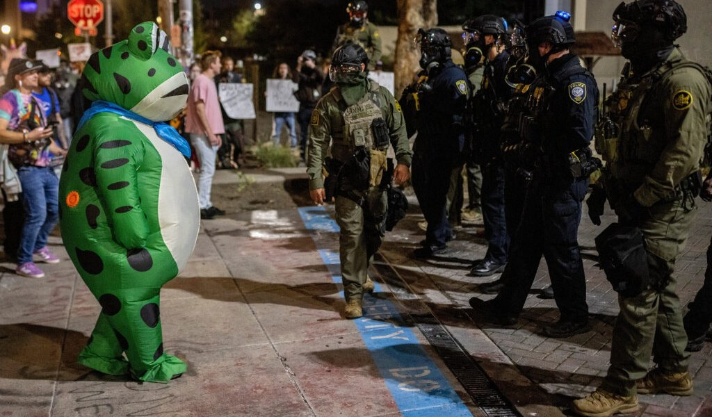 ¿Una revolución burlona? Los organizadores de ‘No Kings’ en Orlando instan a los manifestantes a ponerse inflables