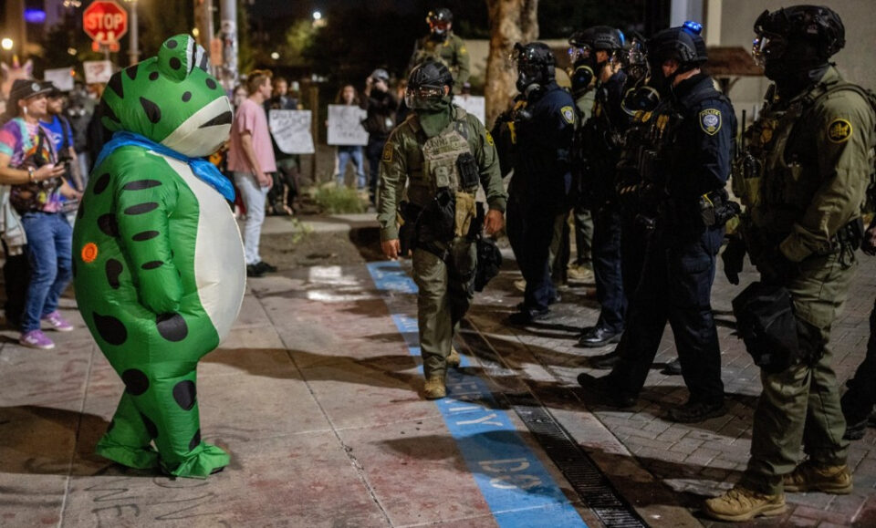 ¿Una revolución burlona? Los organizadores de ‘No Kings’ en Orlando instan a los manifestantes a ponerse inflables