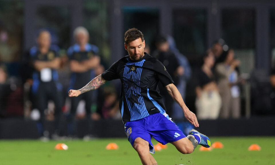 La reacción de un aficionado al cambiar camiseta con Messi