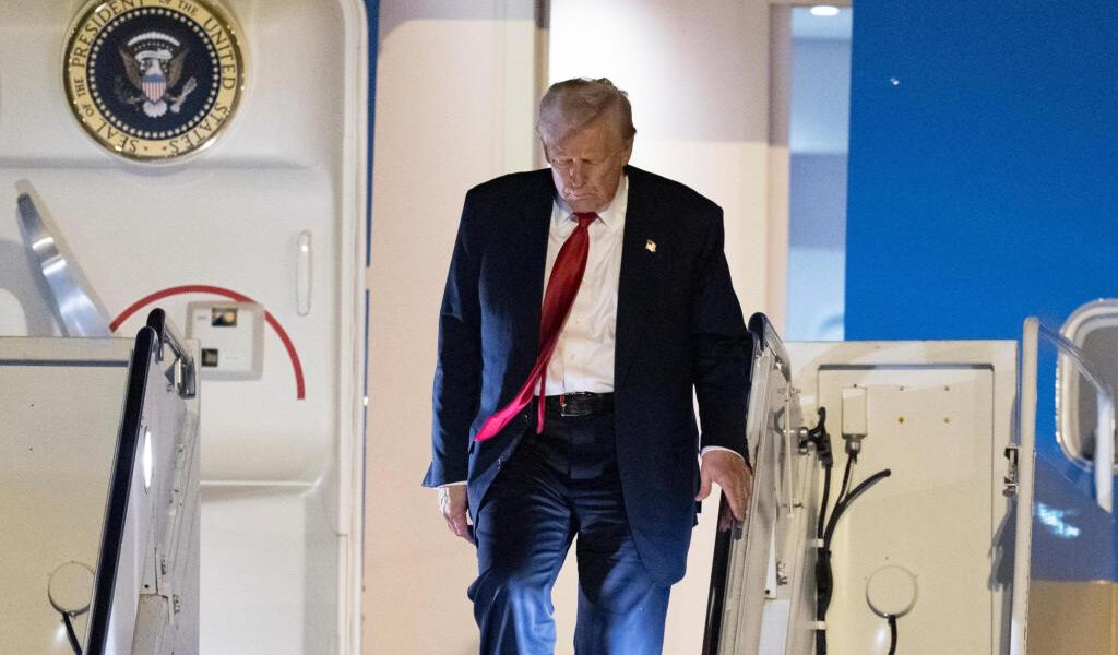 El FBI investiga un puesto de caza con vista al área de salida del Air Force One de Trump en el aeropuerto de Palm Beach: informe